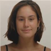 Joven professora imparte classes de cocina para gente de todas las edades
